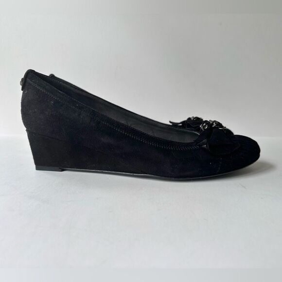 NWOB Stuart Weitzman ‘Pleats’ Chain Bow Wedges in Black Suede Size 8 - Picture 3 of 10